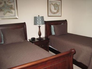 Guest bedroom with twin beds